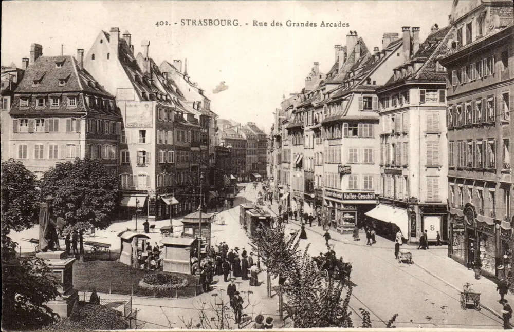 Straßburg - Rue des Grandes Arcades — Ansicht der Place mit Statue und Geschäften — Verlag Oh. Berderet, n° 402 - Vorderseite