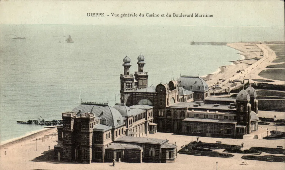 Dieppe - Vue générale du Casino et du Boulevard Maritime - Recto