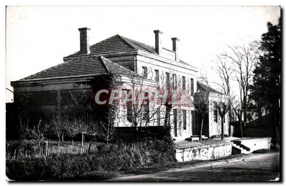 De Schoolgebouwen — Bayas, door Guitre (Gironde) — Foto G. P. (Bordeaux) - Voorkant