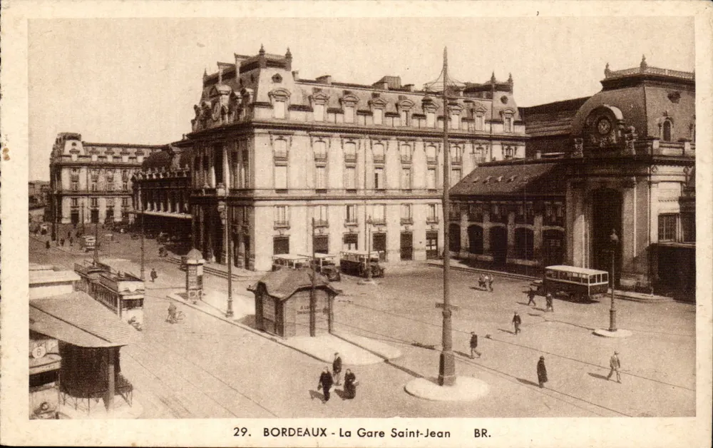 Bordeaux - A Estação Saint-Jean — vista da estação e da praça com trams — Bloc Frères, editores Bordeaux, n°29 - Frente