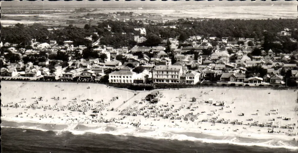 Soulac-sur-Mer — Allgemeiner Blick auf die Stadt und den Strand — Editions A. GILBERT - Vorderseite
