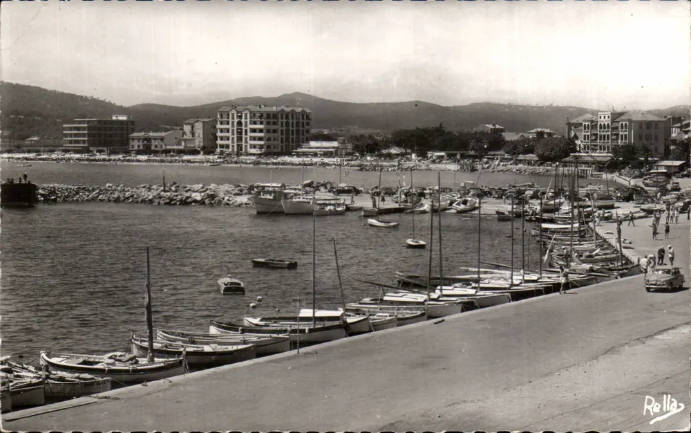 O porto de La Côte des Maures — vista do porto com barcos e edifícios — Edições Rella - Frente