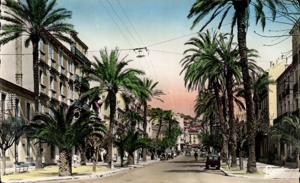 Hyères-Les-Palmiers — vista da rua principal — Rynner - Frente