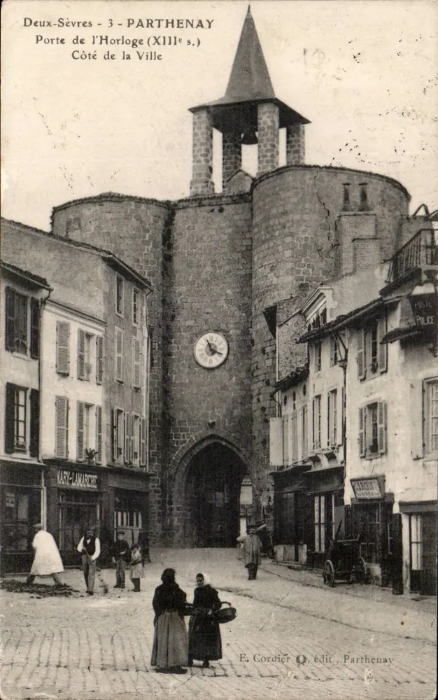 Parthenay — Tor der Uhr (13. Jh.) — E. Cordier, Verlag Parthenay - Vorderseite
