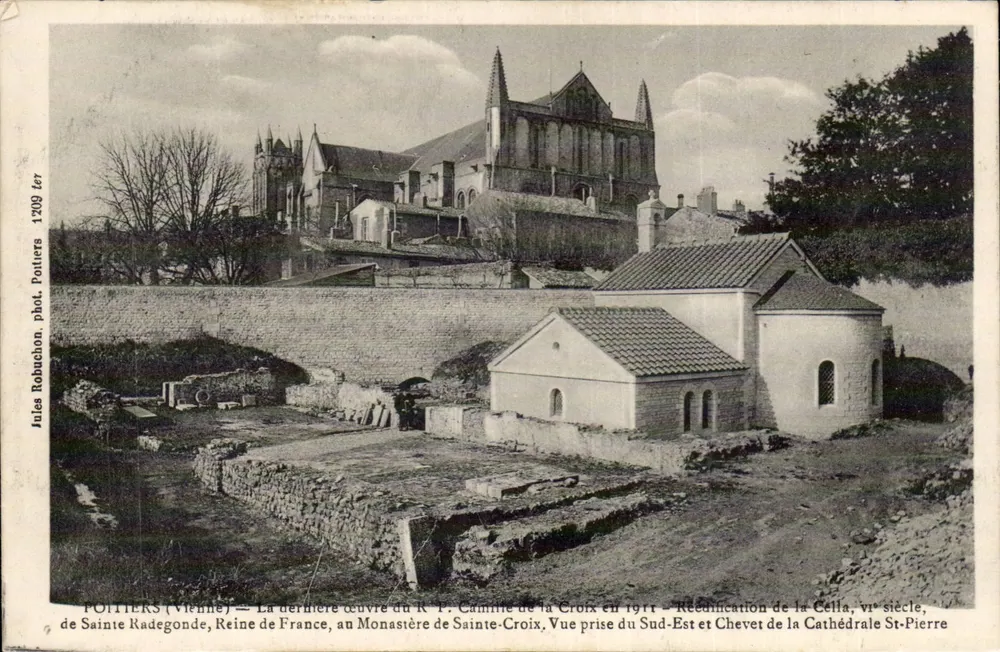 Pouilles (Vienne) — A última obra do P. Camille de la Croix em 1911 — Reedição da Celula, sexto século, de Santa Radegonda, Rainha da França, no Mosteiro de Santa Cruz. Vista tirada do Sudeste e Chevet da Catedral de São Pedro — Jules Rabuchon, fot. 1209 ter - Frente