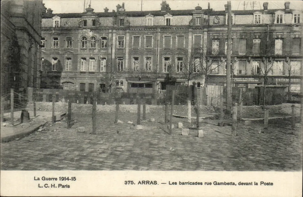 Arras — As barricadas na rue Gambetta, diante da Poste — L.C.H. Paris n°375 - Frente