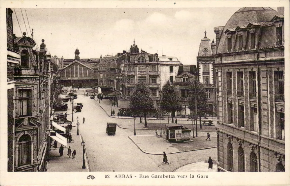 Arras - Rue Gambetta em direção à Estação — editor CPAPHIL, n° 92 - Frente
