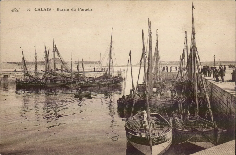 Calais - Bassin do Paraíso — vista portuária com muitos barcos a vela — n° de série 62 - Frente
