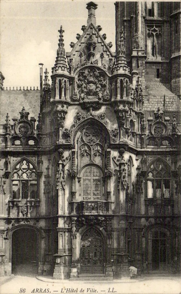 Arras — O Hotel de Ville — LL. - Frente