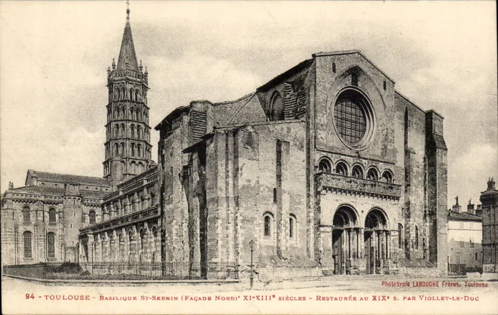 Toulouse - Basílica de São Sernin (Fachada Norte) — Séculos XI-XIII, restaurada no século XIX por Viollet-le-Duc — Fototipia Labouche Frères, Toulouse - Frente