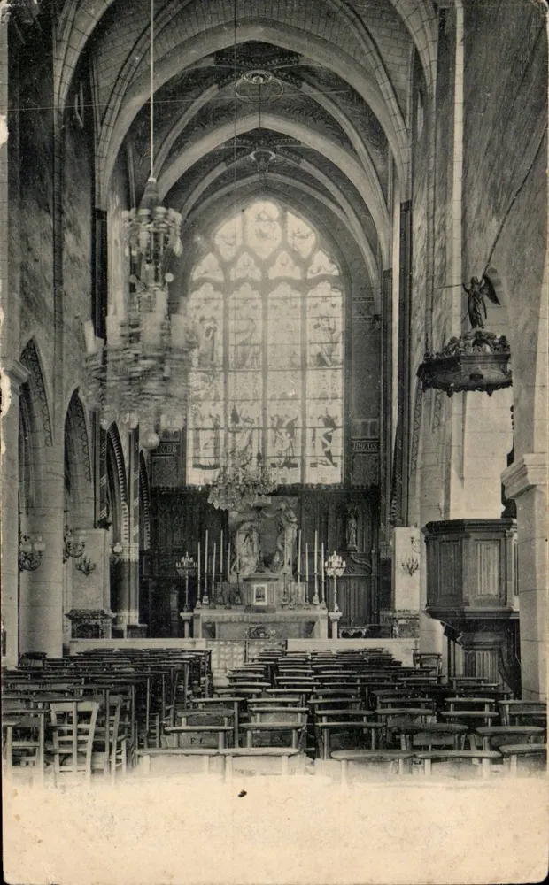 Interior da igreja — vista da nave e da janela de vitral — editor não identificado - Frente