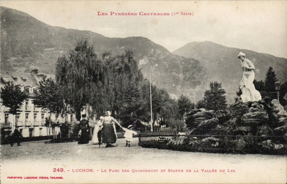 Luchon — Ansicht des Parc des Quinconces und Statue der Vallée du Lys — Phototypie Labouche Frères, Toulouse, 1. Serie - Vorderseite