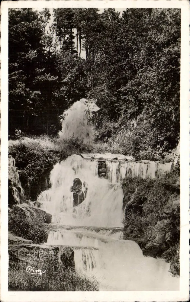 Wasserfall im Park nahe Revel — ST-FERRÉOL (Hte-Gar.) — Echte Fotografie - Vorderseite