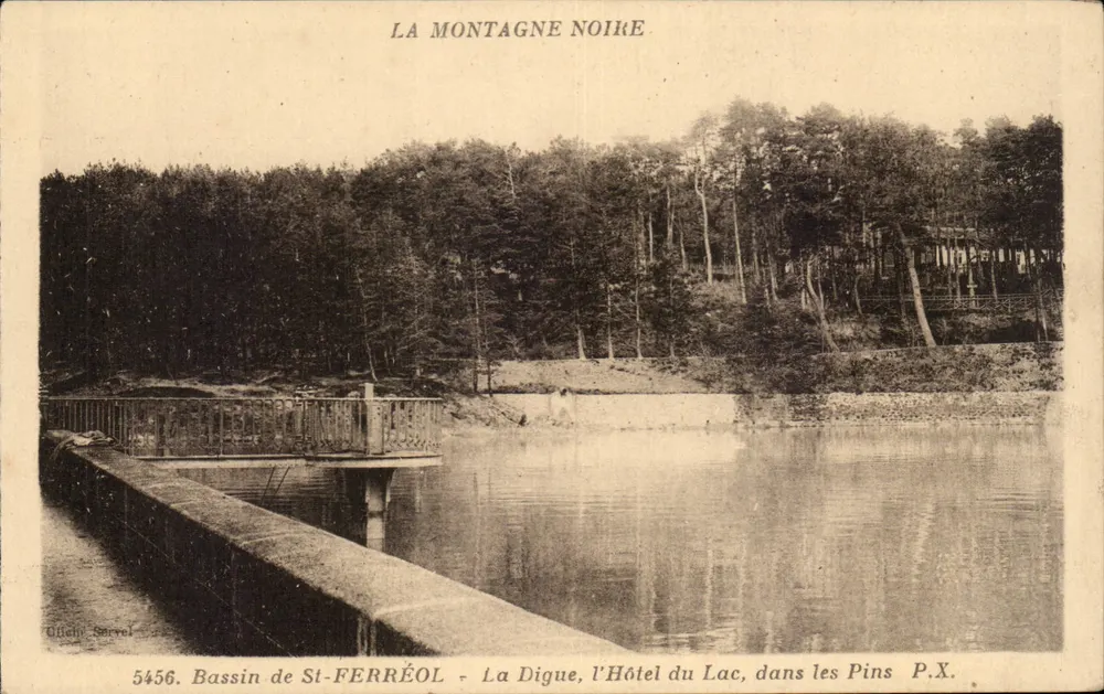 St-Ferréol-Seebecken — Die Schleuse, das Hotel am See, unter den Kiefern — Olléchi Sarcel - Vorderseite