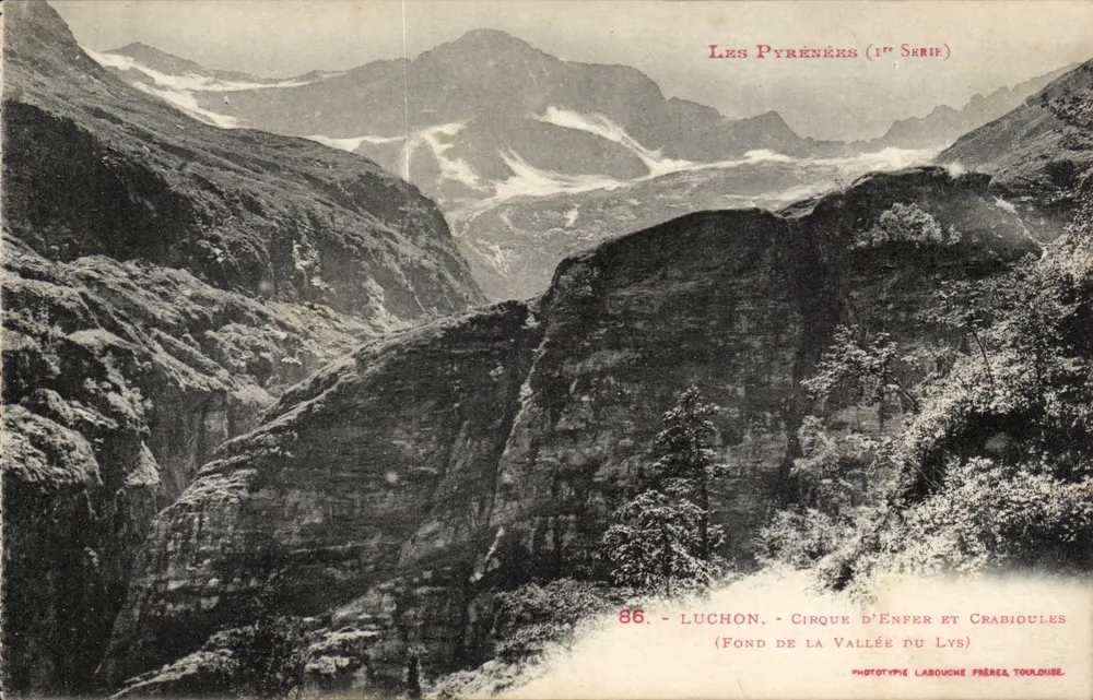 Die Pyrenäen (Erste Serie) — Luchon, Cirque d'Enfer und Crabioules (Fuß des Lys-Tals) — Phototype Labouche Frères, Toulouse - Vorderseite