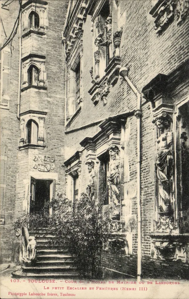 Toulouse - A Cour do Hotel de Maynier ou de Lasbordes, O Pequeno Escalier e Janelas (Henri III) — Fototipia Labouche frères, n° 103 - Frente