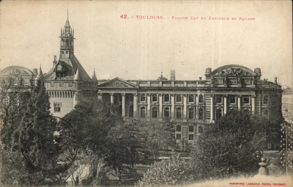 Toulouse - Fachada Leste do Capitole e Square — Phototype Labouche Frères, Toulouse, n°42 - Frente