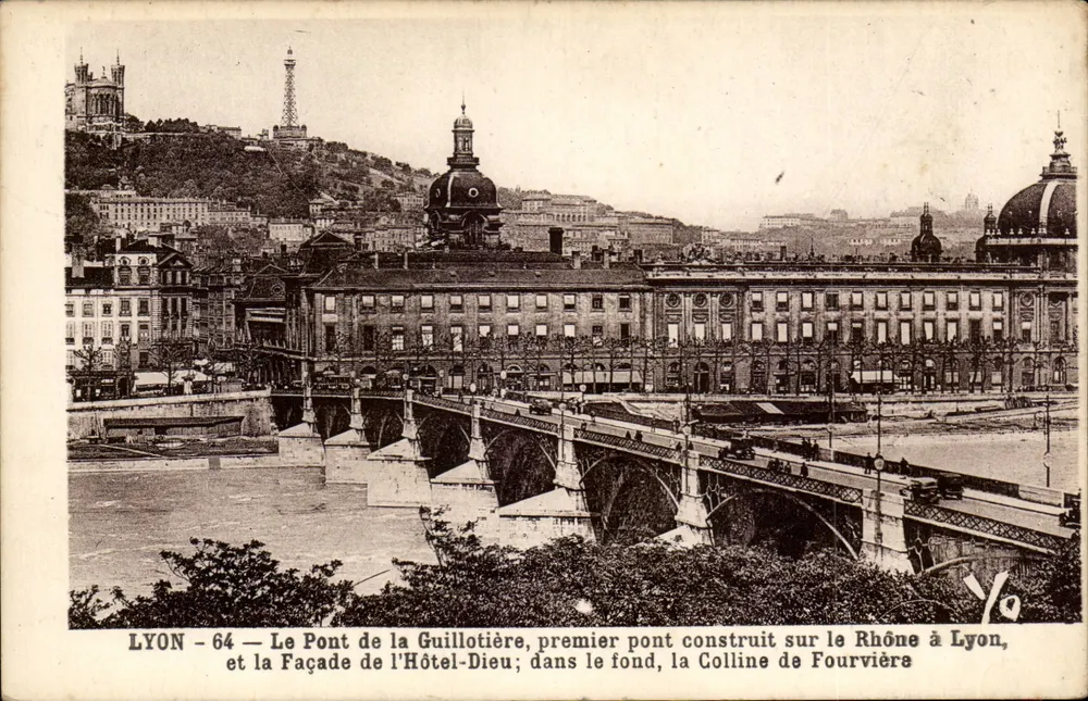 LYON - 64 — Der Guillotière-Brücke, die erste Brücke, die über den Rhône in Lyon gebaut wurde, und die Fassade des Hôtel-Dieu; im Hintergrund, der Fourvière-Hügel - Vorderseite