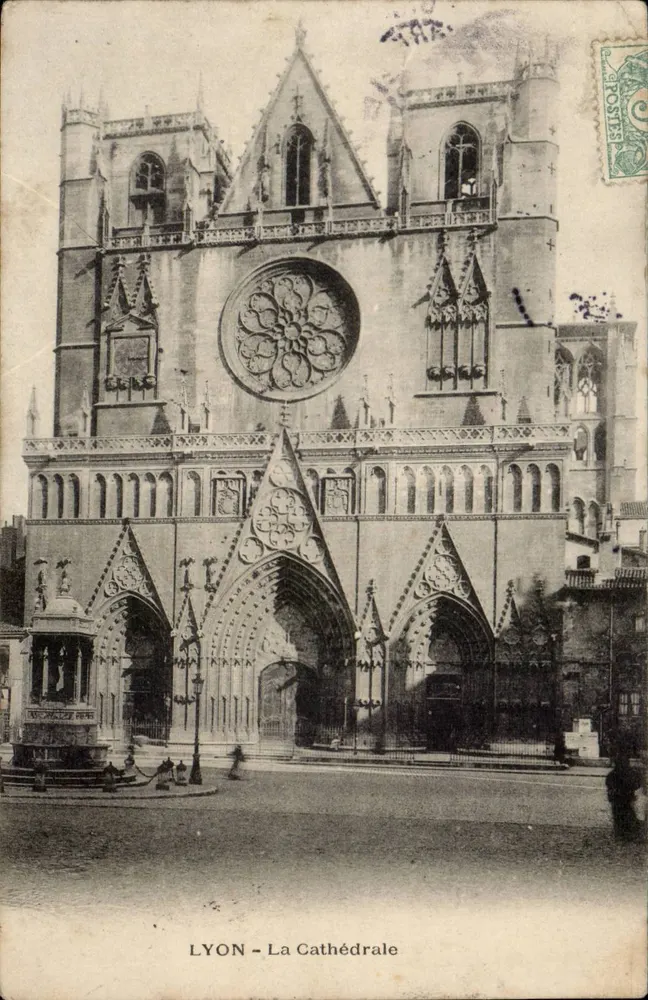 LYON - A Catedral — vista da fachada gótica com roseira — editor não visível - Frente