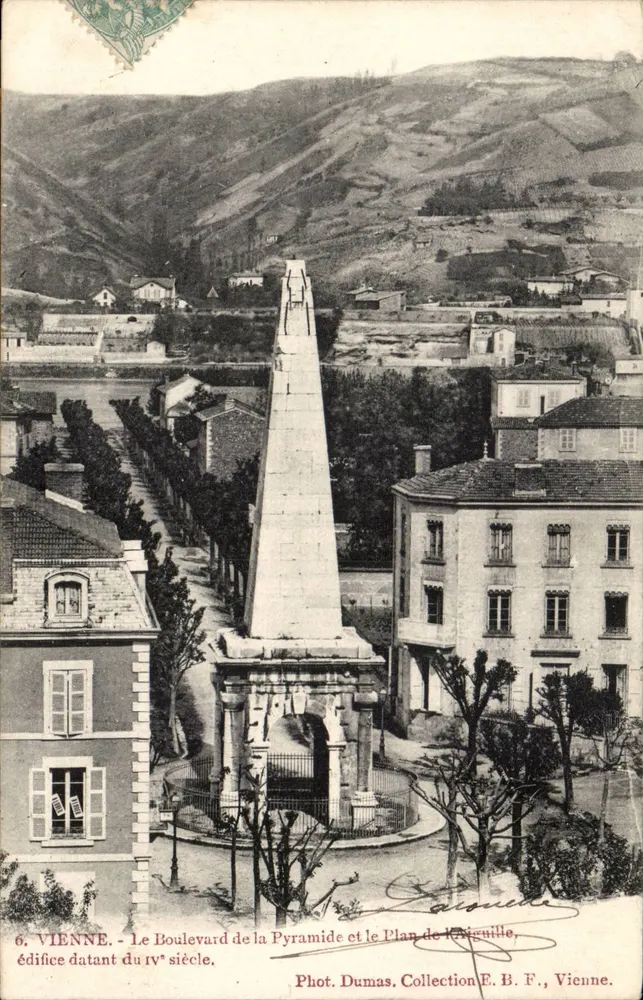 Viena - O Boulevard da Pirâmide e o Plano da Igreja, edifício datando do século IV — Fot. Dumas, Coleção E.B.F., Viena - Frente