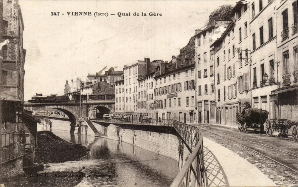 Vienne (Isère) — Quai de la Gère — Ancienne Agence Perrier - Frente