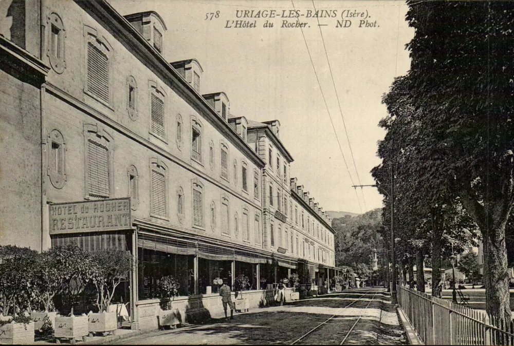 Uriage-les-Bains (Isère) — O Hotel do Rocher — ND Fot. - Frente