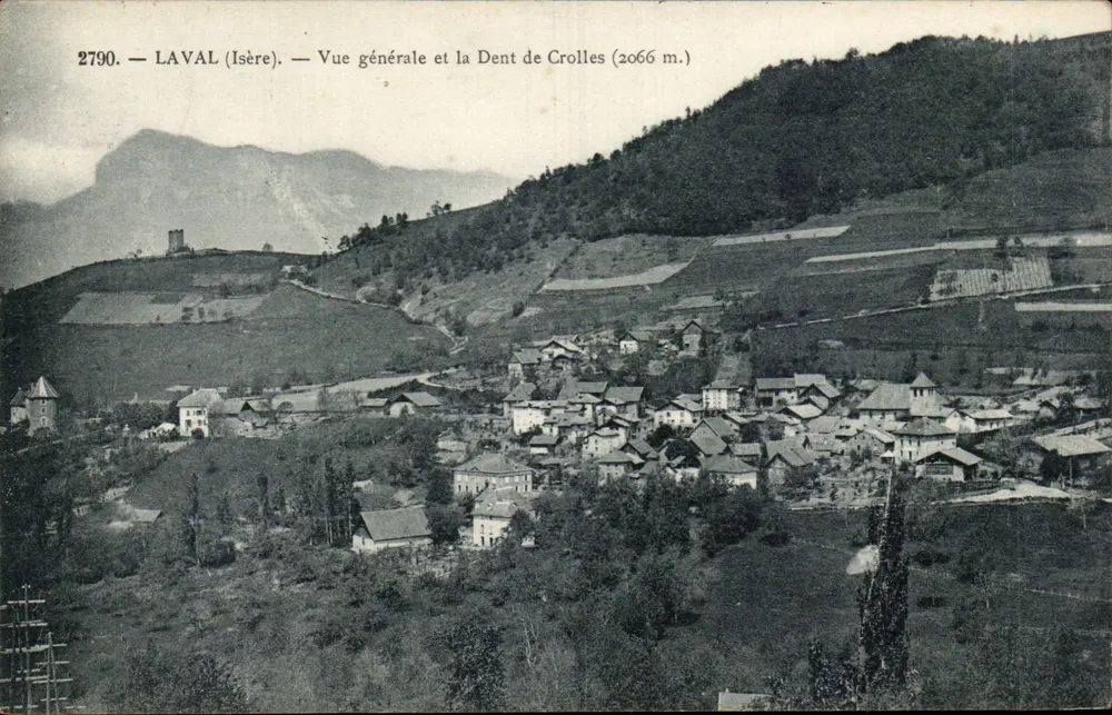 Laval (Isère) — Vista geral e a Dent de Crolles (2066 m.) — Editor G. Barfet, n° 2790 - Frente