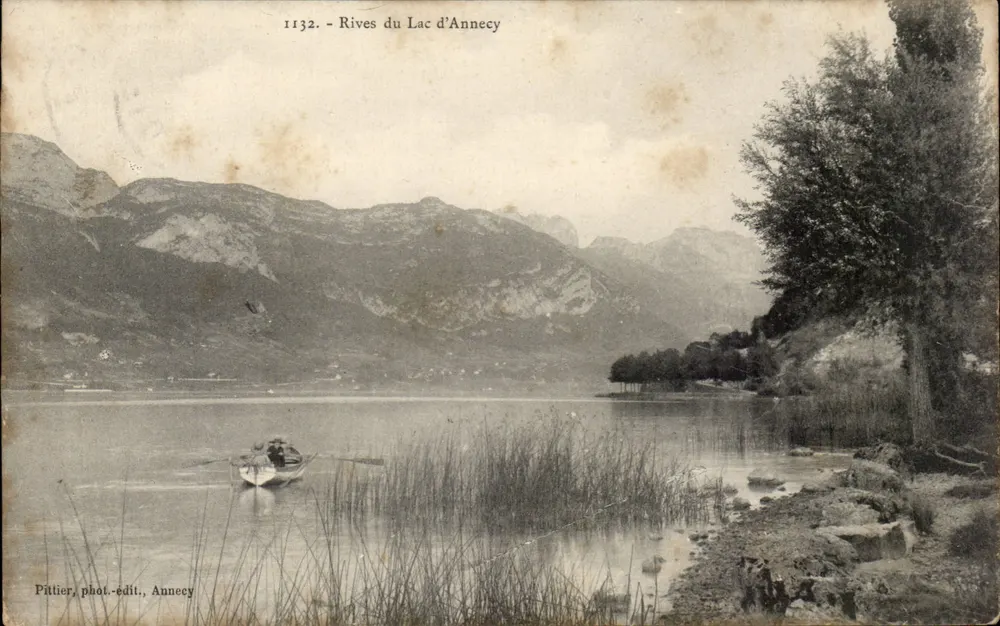 Raias do Lago de Annecy — vista lacustre com barco — Pittier, fot.-edit., Annecy, n° 1132 - Frente