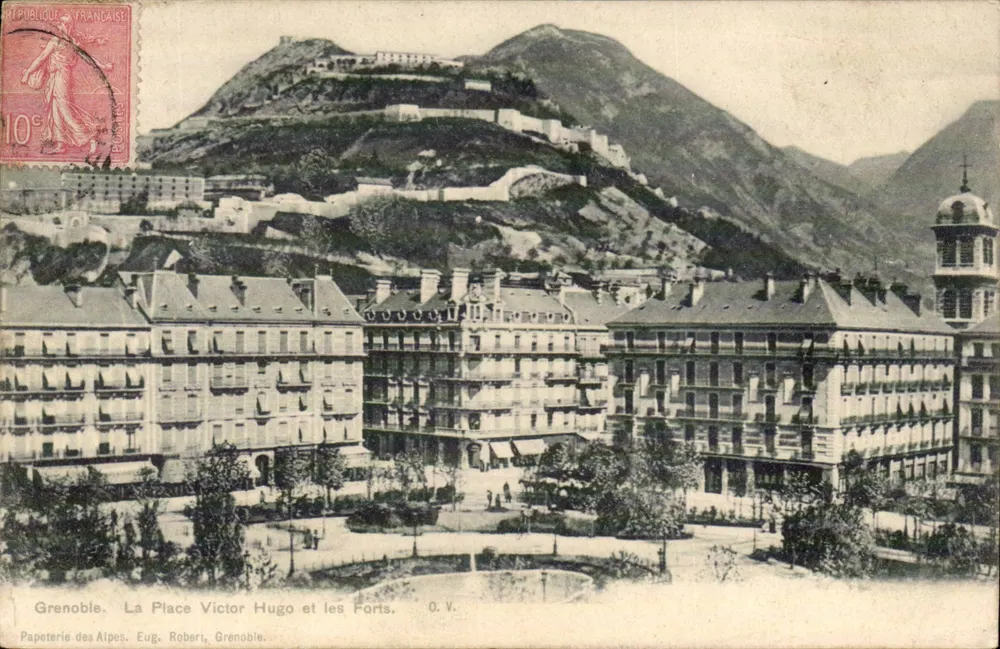 Grenoble. A Place Victor Hugo e os Fortes — Papeterie des Alpes, Eug. Roberi, Grenoble. - Frente