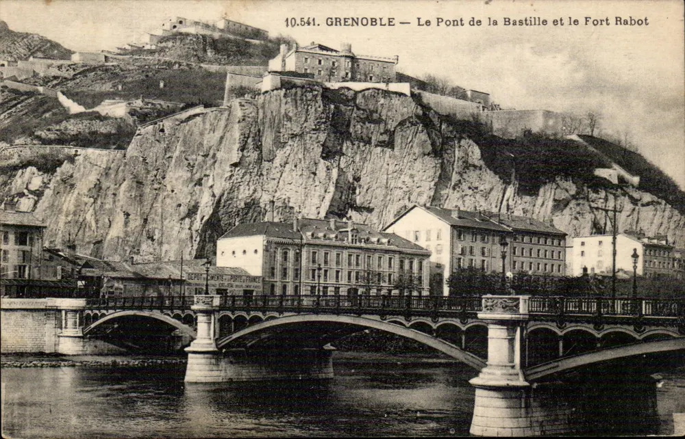 Grenoble — Der Pont de la Bastille und das Fort Rabot — Dépôt des Ments, Porte d'France - Vorderseite
