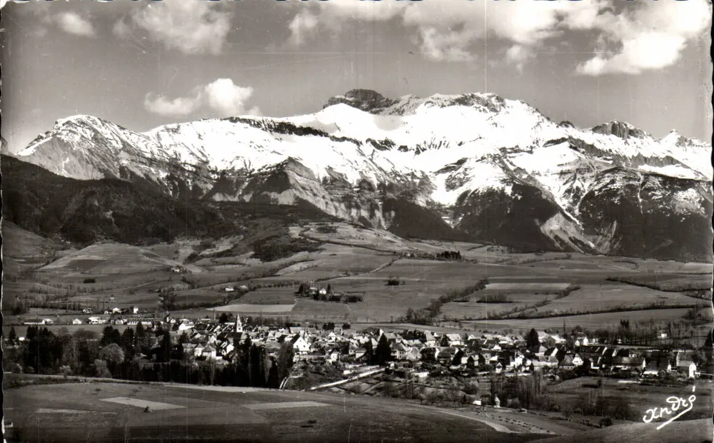 Mens (Isère) — Vue générale et l'Obiou (2793 m.) — Collection Frenoux, Tabac - Recto