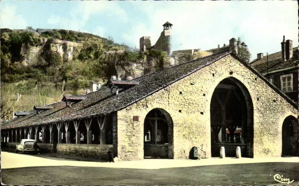 Crémieu (Isère) — Les Halles et la Tour Saint-Hippolyte — CIM - Anverso
