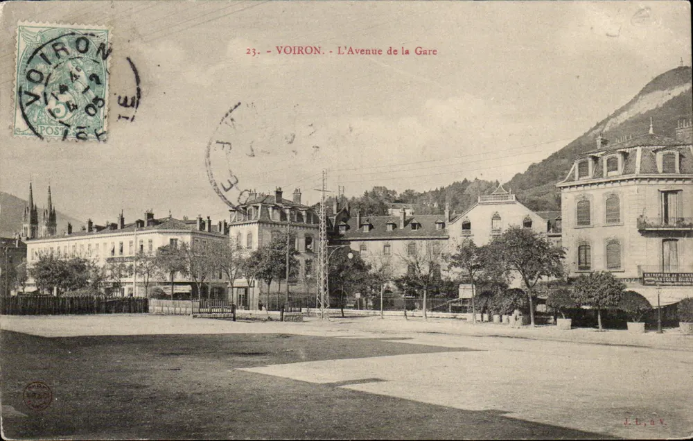 Voiron - L'Avenue de la Gare — J. L. à V. — editore J. L. à V. - Recto