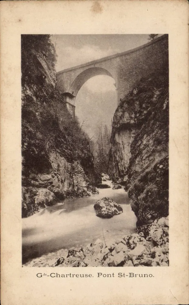 Grande-Chartreuse. Ponte St-Bruno — vista do viaduto de pedra sobre um canyon — Grande-Chartreuse - Frente