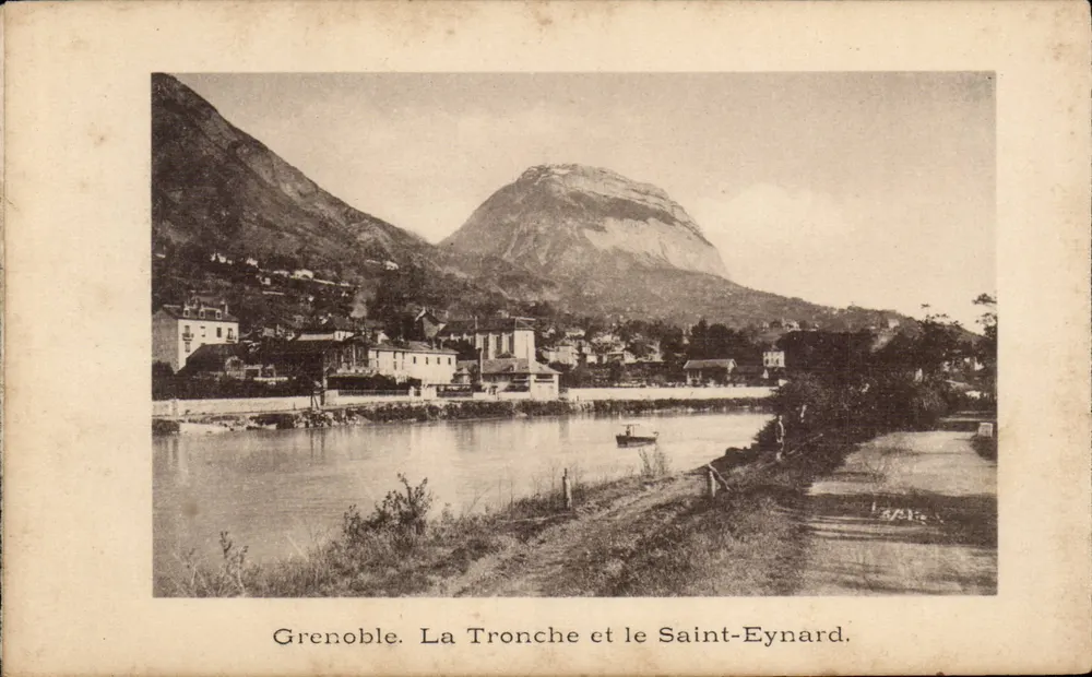 Grenoble. La Tronche e o Saint-Eynard — vista do rio Isère com montanha no fundo - Frente
