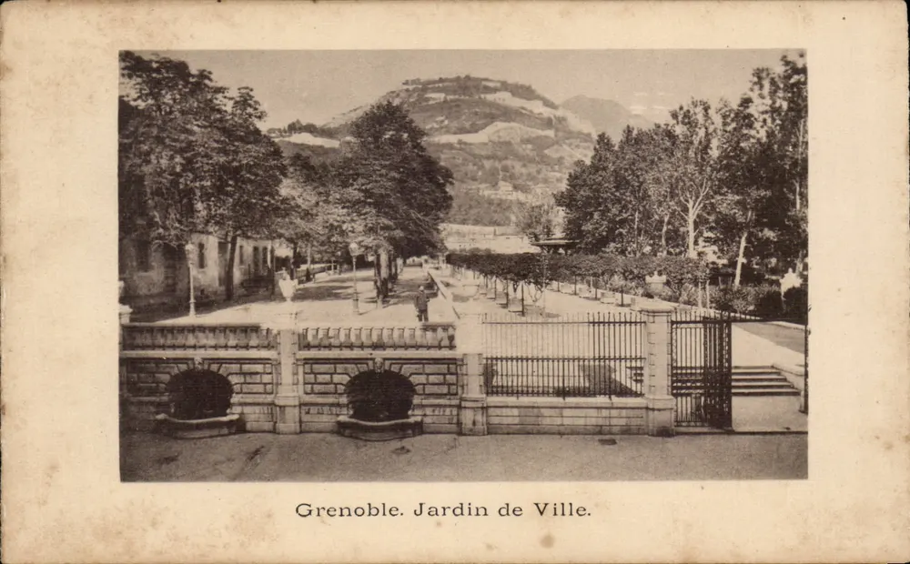 Grenoble. Jardim da Cidade — vista do parque com montanha no fundo - Frente