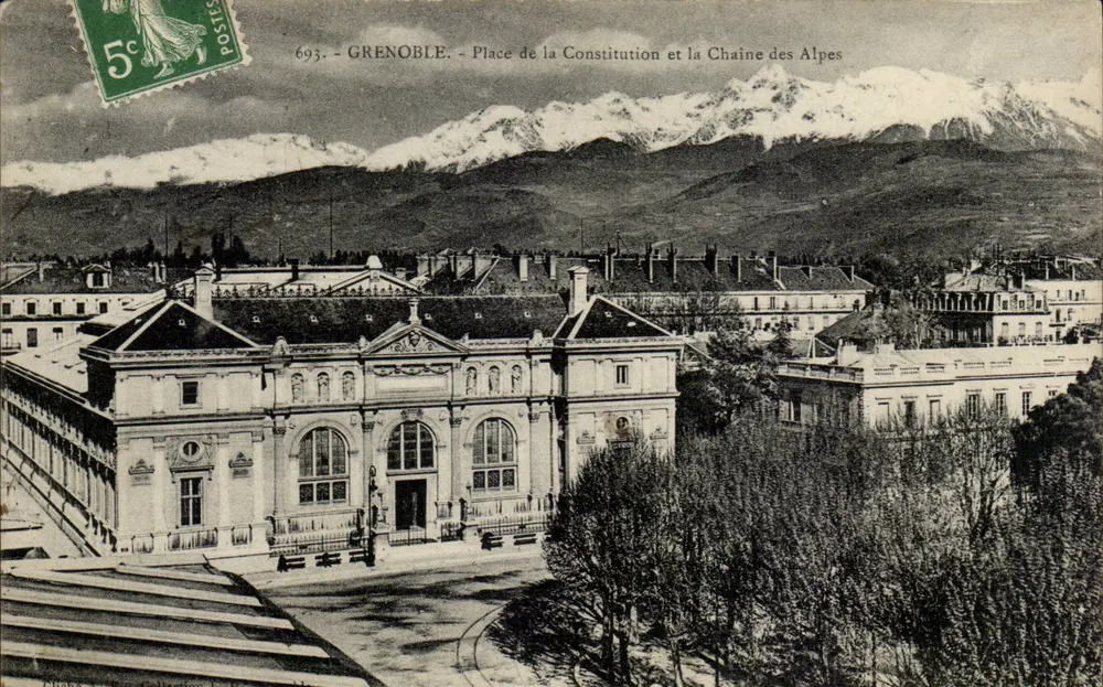 Grenoble — Place de la Constitution und die Kette der Alpen — unbekannter Verlag, Nr. 693 - Vorderseite