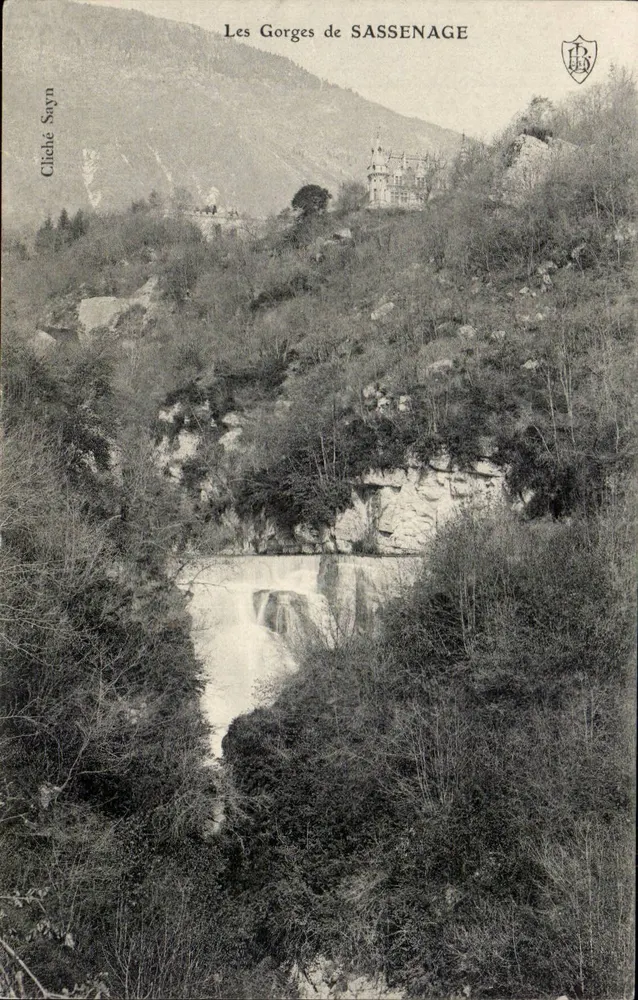 As Gorges de Sassenage — vista das quedas d'água e do castelo nas alturas — Cliché Sayn - Frente