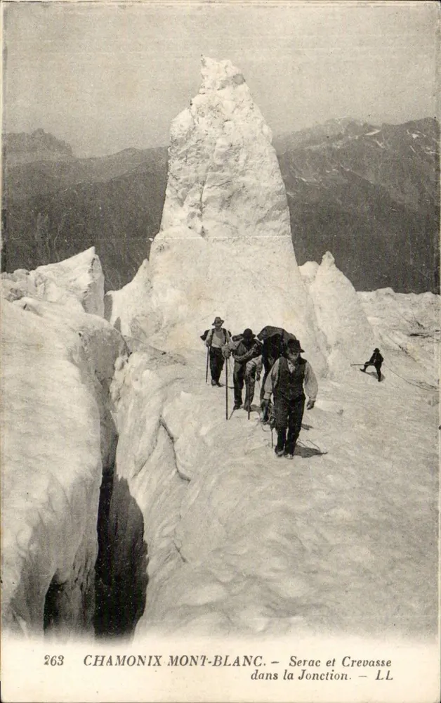 Chamonix Mont-Blanc — Serac und Crevasse in der Verbindung — LL - Vorderseite