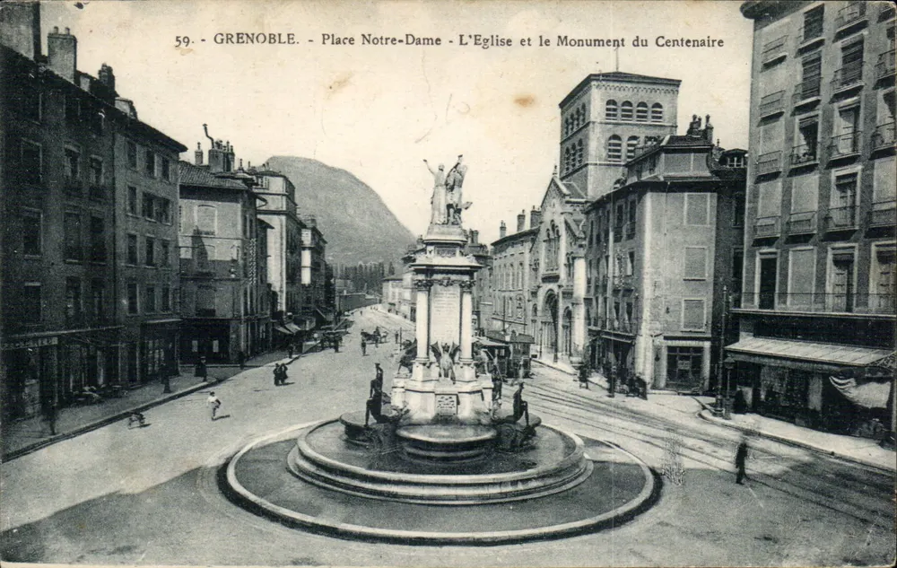 Grenoble - Place Notre-Dame - Die Kirche und das Monument du Centenaire - Vorderseite