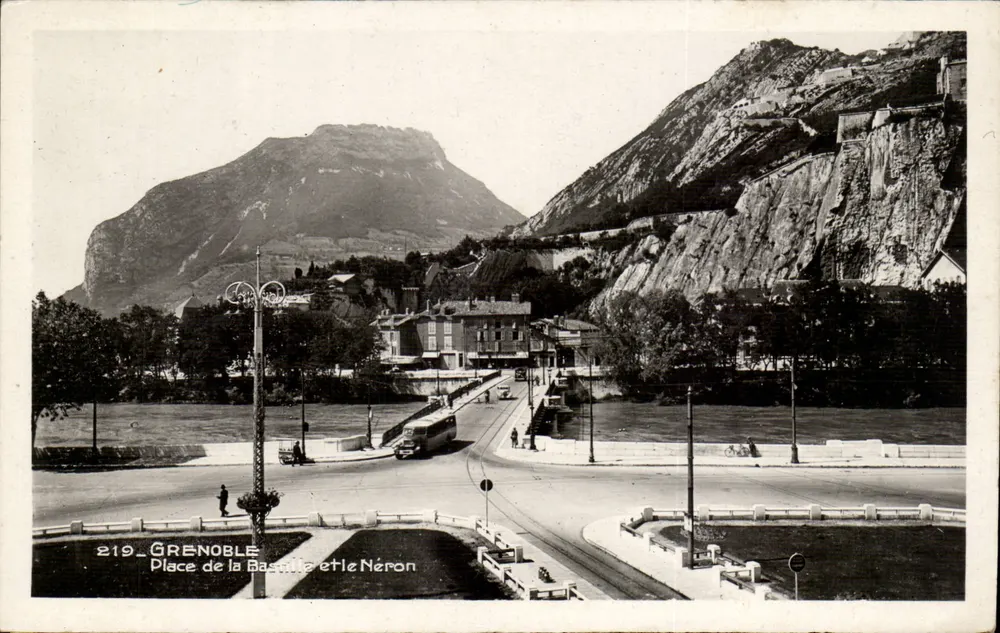 Grenoble — Praça da Bastilha e o Monte Néron — Edição LA CICOGNE - Frente