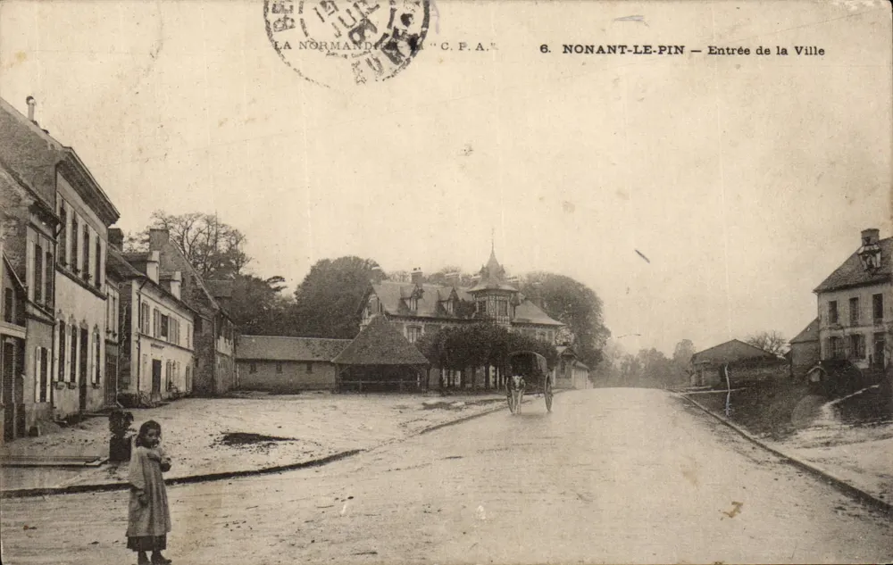 Nonant-le-Pin — Entrada da Cidade — A Normandia, Bilhete postal antigo n°6 - Frente