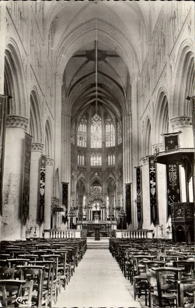Sées (Orne) — Interior da Catedral — Fotógrafo Léon Mason - Frente