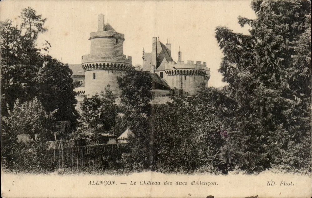 Alençon — O Castelo dos Duques de Alençon — ND. Fot. - Frente