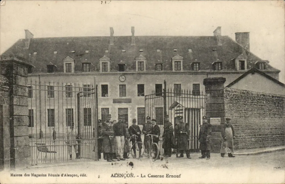 Alençon - La Caserne Ernouf — Maison des Magasins Réunis d'Alençon, édit. - Recto
