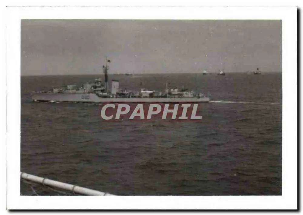 Kriegsschiff — mit der Nummer 060 — auf See - Vorderseite