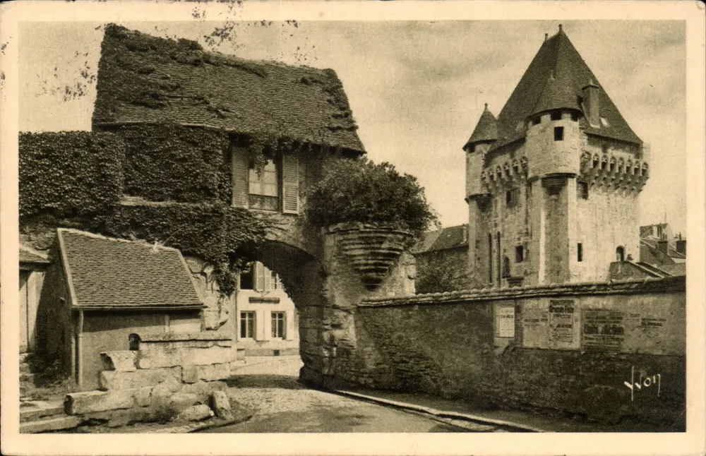 Nevers (Nièvre) — Porta do Croix (século XIV) e sua anteporta — Les Éditions d'Art Yvonn - Frente
