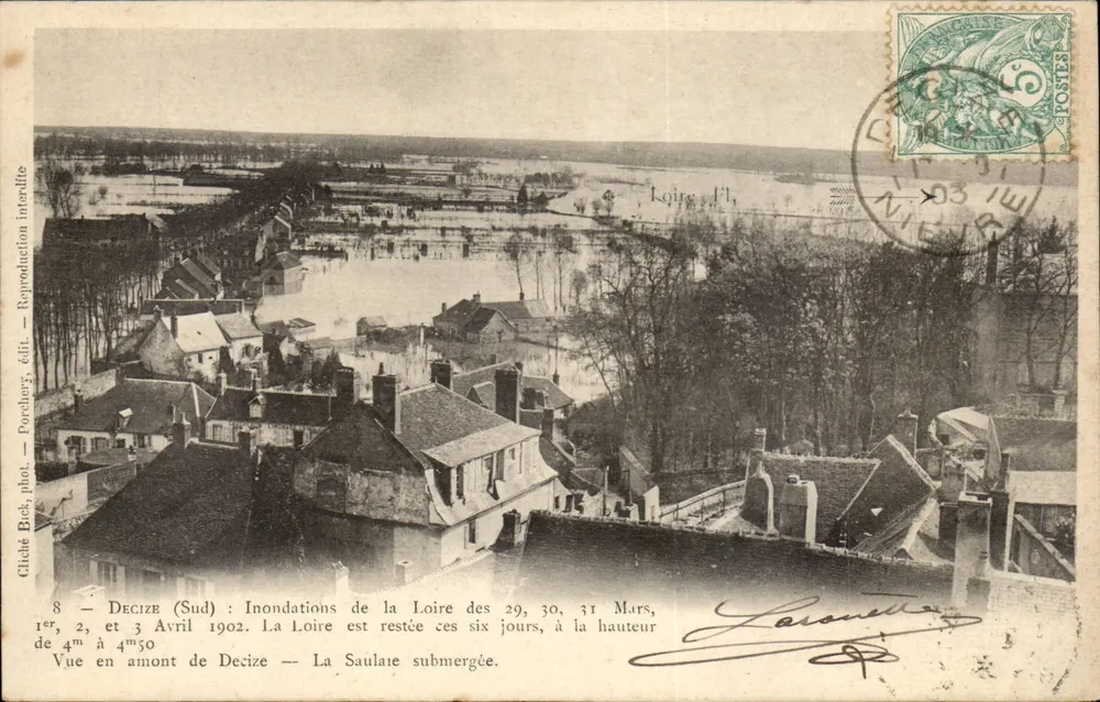 Decize (Sud) — Inondations de la Loire des 29, 30, 31 Mars, 1er, 2 et 3 Avril 1902 — Vue en amont de Decize — La Saulaie submergée — Cliché Bess, phot. — Reproduction interdite — Porchery, édit. - Recto