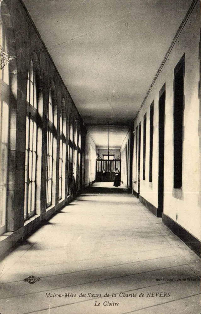Maison-Mère das Irmãs da Caridade de Nevers — O Cloister — Reprodução Proibida - Frente