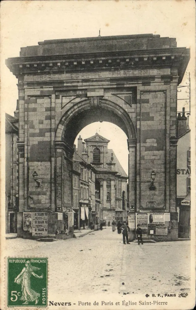 Nevers - Porta de Paris e Igreja de São Pedro — B.F., Paris - Frente